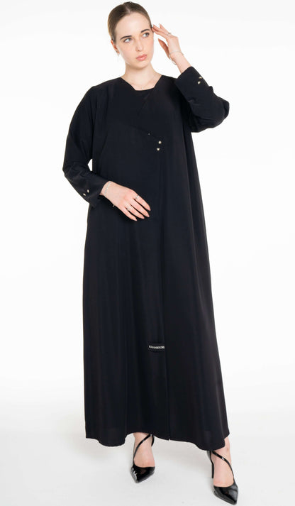 Sada Abaya With Button Highlights