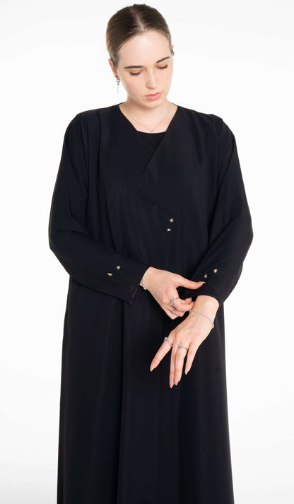 Sada Abaya With Button Highlights