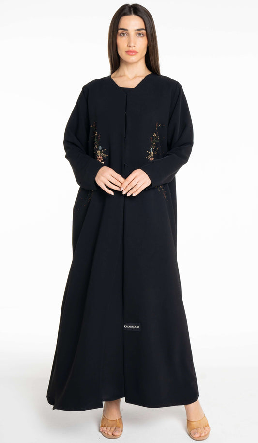 عباية جميلة مزينة بالتطريز اليدوي والزهور