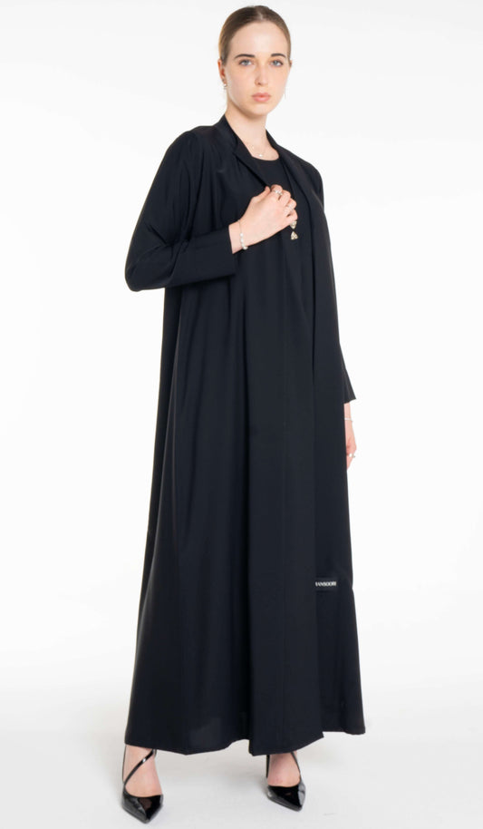 عباية سادة بتصميم ياقة مع أزرار معززة