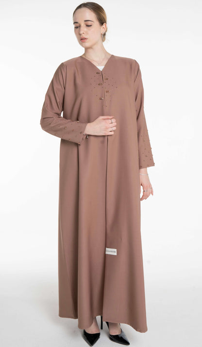 عباية أنيقة مزينة بالخرز على الأكمام والأمام
