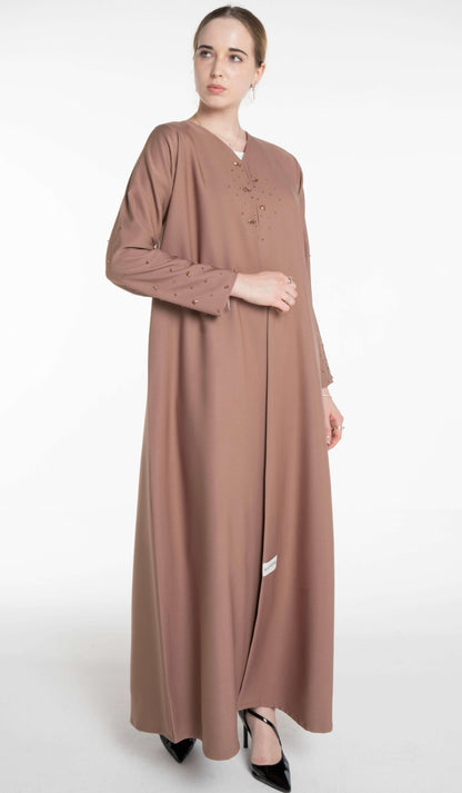عباية أنيقة مزينة بالخرز على الأكمام والأمام