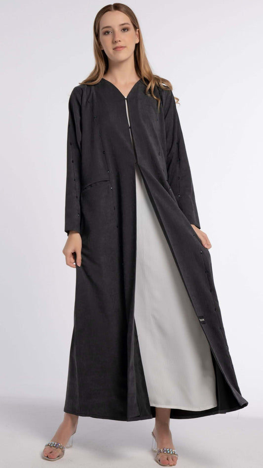 عباية باللون الرمادي على شكل حرف V مع زخارف أنيقة باللون الأسود وجيبين جانبيين أماميين