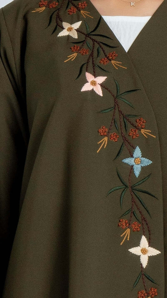 عباية متداخلة باللون الأخضر مع تطريز زهور أنيق ومفصل متعدد الألوان على الطية الأمامية والأكمام