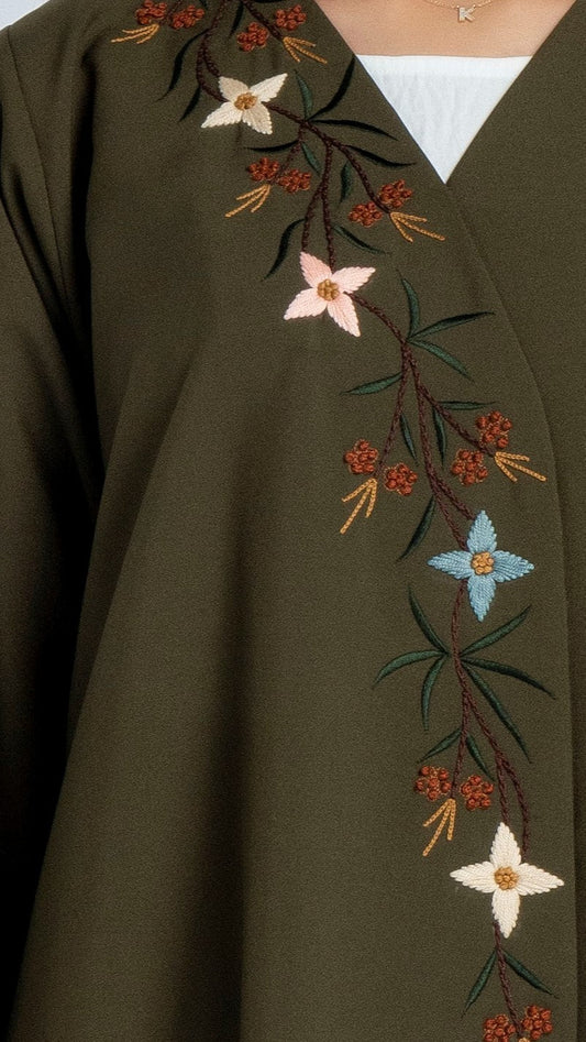 عباية متداخلة باللون الأخضر مع تطريز زهور أنيق ومفصل متعدد الألوان على الطية الأمامية والأكمام