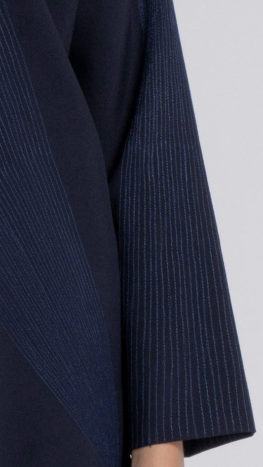 عباية باللون الأزرق الداكن مع تطريز جميل