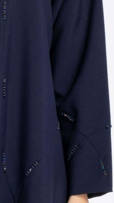 عباية باللون الأزرق الداكن مع رقبة على شكل حرف V وزخارف هندسية مطرزة