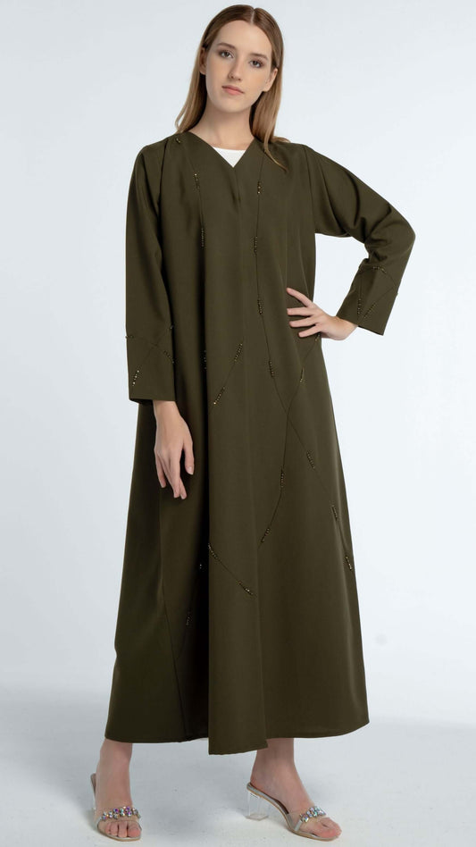 عباية ذات لون أخضر على شكل حرف V مع زخارف هندسية مطرزة