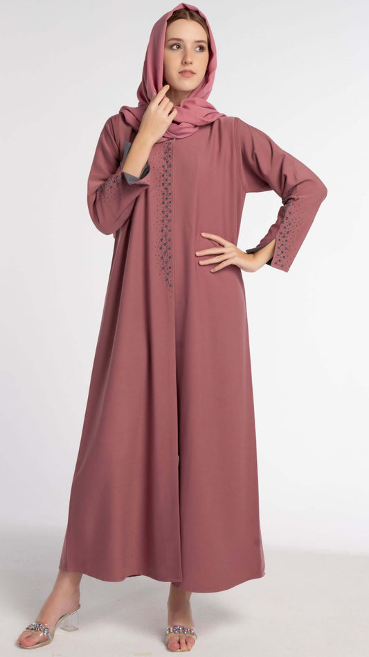 عباية باللون الوردي مع خيط زهور رمادي وتفاصيل خرز على الجهة الأمامية والأكمام، مفتوحة قليلاً