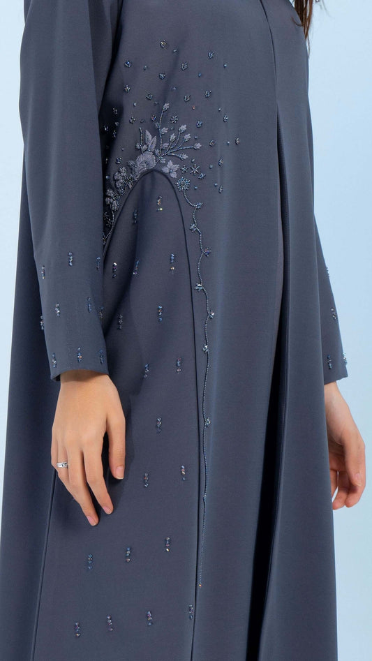 عباية باللون الرمادي على شكل حرف V مع زخارف على الجانب والأكمام