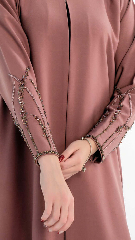 عباية باللون الوردي بأكمام مزخرفة 